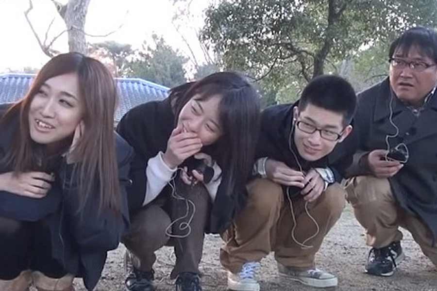 মা-বাবা কী বলেন, তা শোনার আগ্রহ দমন করতে পারেনি ছেলেমেয়েরা। তাই গোপনে একটি মাইক লাগানো হয়েছিল পার্কের বেঞ্চের গায়ে। ব্লুটুথ দিয়ে সেই মাইকের রেকর্ড হওয়া সমস্ত আওয়াজ চলে যাচ্ছিল দূরে অপেক্ষমান ছেলেমেয়েদের কানে।