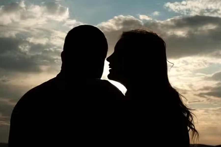 সবাইকে অবাক করে দিয়ে প্রথম কথা বলেন কাটাইয়ামা। লাজুক স্বরে নিজের স্বামীকে বলেন, ‘‘মনে আছে, শেষ কবে আমরা কথা বলেছিলাম?’’ সঙ্গে সঙ্গে ওটোউয়ের জবাব, ‘‘তুমি তো বাচ্চাদের নিয়ে এমন ব্যস্ত হয়ে পড়লে...’’