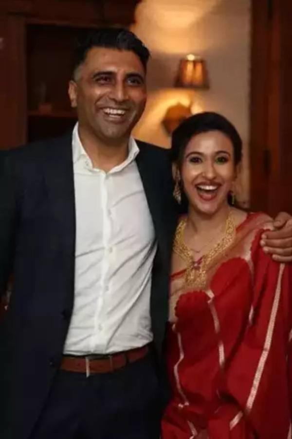 আনন্দবাজার অনলাইনকে সায়নী আগেই জানিয়েছিলেন, পঞ্জাবি মতে বিয়ে করবেন তিনি। সেই মতো ফোর্ট উইলিয়ামের ভিতর গুরুদ্বারে বিয়ে করলেন অভিনেত্রী। ভিন্টেজ গাড়িতে করে এলেন সায়নীর বর।