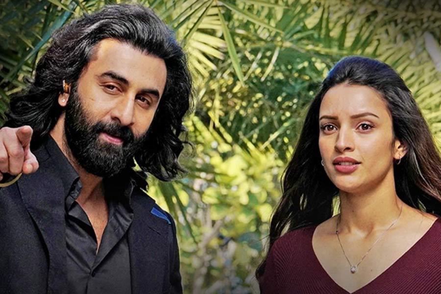 রণবীরের সঙ্গে তৃপ্তির সেই অন স্ক্রিন ‘ঘনিষ্ঠতা’ নিয়ে ইতিমধ্যেই সমালোচনা শুরু হয়েছে। দু’জনের তরফে জানানো হয়েছে, চিত্রনাট্যের প্রয়োজনে তাঁরা সেই দৃশ্যে অভিনয় করেছেন। নির্দেশ মেনেছেন পরিচালকের। তাতে সমালোচনা বন্ধ হয়নি। ৩। ছবি মুক্তির পর থেকে ৫০০ কোটি টাকা রোজগার করেছে। অনেকেই তারিফ করেছেন রণবীর আর ববির অভিনয়ের। তার পাশাপাশি রণবীর এবং তৃপ্তির ঘনিষ্ঠ দৃশ্য নিয়েও চলছে কথাবার্তা।