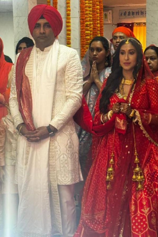 পরিবারের লোকজন এবং ঘনিষ্ঠ বন্ধুদের উপস্থিতিতে বিয়ে সারলেন তিনি। ডিজ়াইনার লাল লেহঙ্গায় সেজেছিলেন নায়িকা। সেই সঙ্গে ছিল মানানসই সোনার গয়না। 