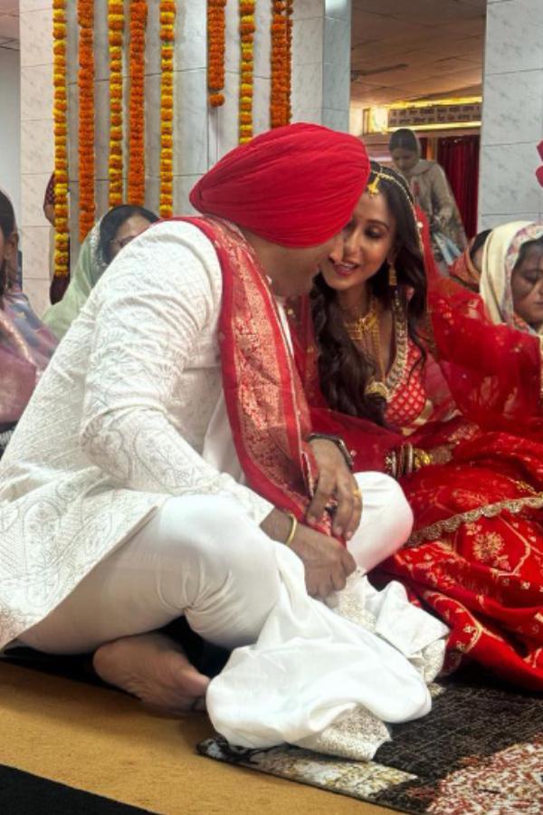 অন্য দিকে, সায়নীর স্বামী গুরবিন্দরজিৎ সমরার পরনে ছিল সাদা রঙের শেরওয়ানি এবং মাথায় লাল পাগড়ি। দু’জনের মুখেই দেখা গেল হালকা হাসি। শুক্রবার শুধু মাত্র ঘনিষ্ঠদের সঙ্গে সময় কাটাবেন বলে ঠিক করেছেন নবদম্পতি।