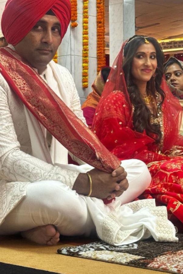 পার্ক স্ট্রিটের একটি হোটেলে দুপুরে খাওয়াদাওয়ার আয়োজন করা হয়েছে। শুক্রবার অবশ্য টলিপাড়ার কেউ আসবেন না। সকলের জন্য বিশেষ আয়োজন করা হয়েছে ১৬ ডিসেম্বর, শনিবার। সব্যসাচী মুখোপাধ্যায়ের নকশা করা অরগ্যানজ়া শাড়িতে সাজবেন তিনি।