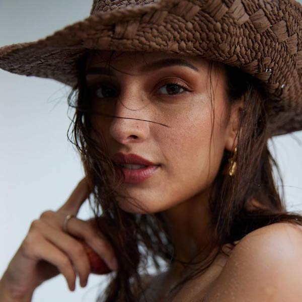 ২০২২ সালে নেটফ্লিক্সে মুক্তি পায় ‘কলা’। ওই ছবিরও প্রযোজক অনুষ্কা শর্মা। কলা চরিত্রে অবসাদ, উদ্বেগ, হিংসা নিপুণ ভাবে ফুটিয়ে তুলেছিলেন তৃপ্তি। তাঁর অভিনয় মন ছুঁয়ে যায় দর্শকদের। 