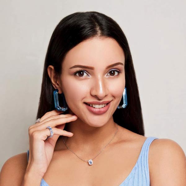 তৃপ্তির জন্মদিনে সমাজমাধ্যমে তাঁকে অভিনন্দন জানিয়েছিলেন খোদ অনুষ্কা। তার পরেই জল্পনা শুরু হয়, তবে কি বিয়েটা সেরেই ফেলবেন কর্নেশ আর তৃপ্তি! এর মাঝেই কর্নেশের সঙ্গে প্রযোজনা ব্যবসা ছেড়ে বেরিয়ে আসেন অনুষ্কা।