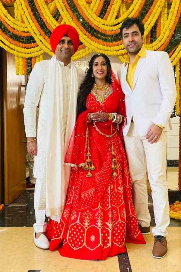 তবে সেই অনুষ্ঠানে থাকতে পারবেন না অভিনেতা আবীর চট্টোপাধ্যায়। শহরে থাকছেন না তিনি। তাই আবীর শুক্রবারই সায়নীর সঙ্গে দেখা করে গেলেন। 