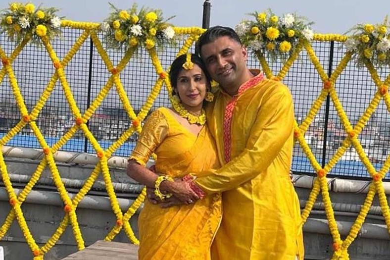 গায়ে হলুদের আগে হলুদ রঙের জামদানিতে সেজেছিলেন অভিনেত্রী। গুরবিন্দরজিতের পরনে ছিল হলুদ পাঞ্জাবি। 