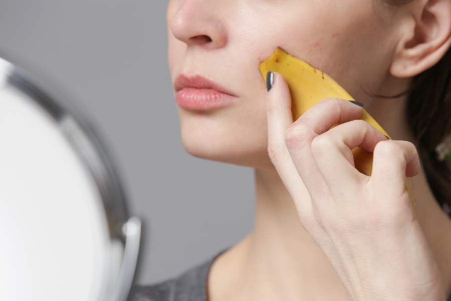 Five benefits of rubbing banana peels on face.