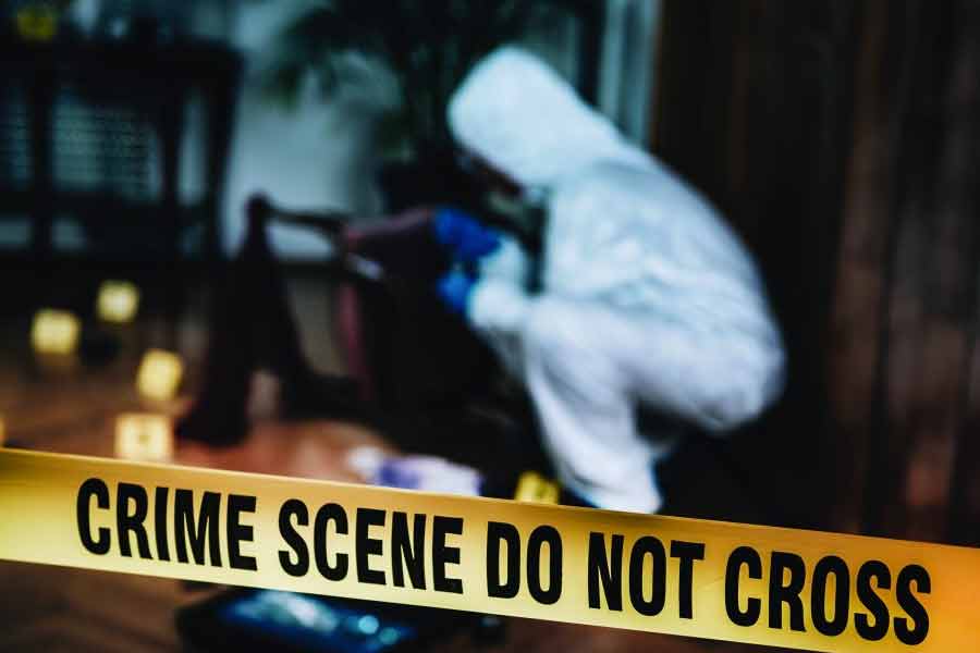 ২০১৯ সালে গ্রেফতার করা হয় জলিকে। পুলিশ জানিয়েছে, জলিকে জেরা করে জানা যায়, পরিবারের যে ক’জনের মৃত্যু হয়েছিল সেগুলি স্বাভাবিক মৃত্যু নয়। তাঁদের খুন করা হয়েছিল। নানা রকম ভাবে প্রভাব খাটিয়ে পাঁচটি খুনের ক্ষেত্রে ময়নাতদন্ত আটকে দেওয়ার অভিযোগও ওঠে জলির বিরুদ্ধে। শুধু রয় টমাসের ময়নাতদন্ত হয়। আর সেই ময়নাতদন্তই পরিবারের বাকি পাঁচ জন সদস্যের মৃত্যুরহস্যের উন্মোচন করেছিল।