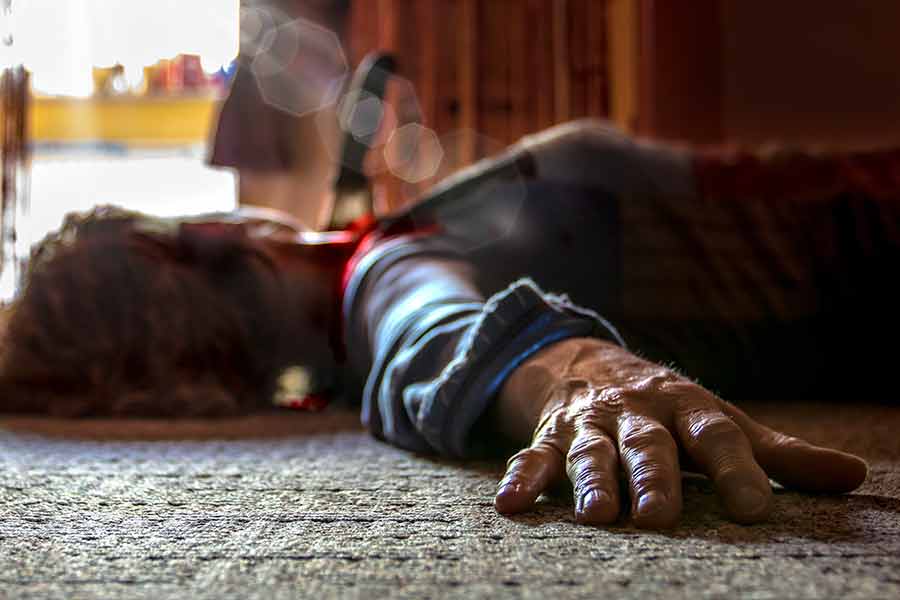 জলিকে জেরা করে পুলিশ জানতে পেরেছে যে, সায়ানাইড দিয়ে হত্যার পরিকল্পনা খবরের কাগজ ঘেঁটেই করেছিলেন। তার পরই সেই পরিকল্পনার কথা তাঁর বন্ধু এম ম্যাথুকে জানিয়েছিলেন। প্রাজু কুমার নামে এক স্বর্ণকার সেই সায়ানাইড জোগাড় করে দিয়েছিলেন ম্যাথুকে। তিনি সেই বিষ সরবরাহ করেছিলেন জলিকে। জলির এই দুই সহযোগীকেও গ্রেফতার করেছে পুলিশ।