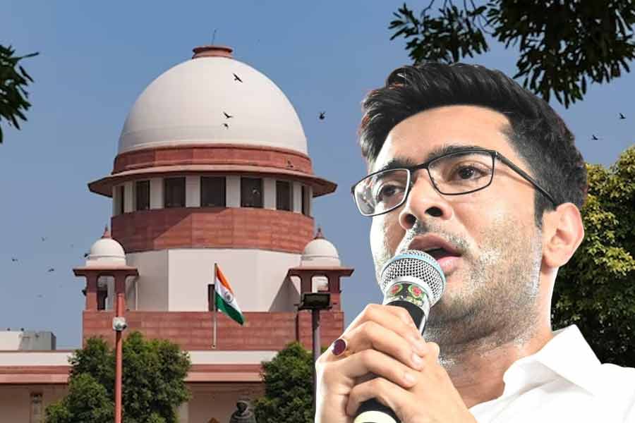 সুপ্রিম কোর্টের দ্বারস্থ হলেন অভিষেক বন্দ্যোপাধ্যায়। কলকাতা হাই কোর্টের বিচারপতি অভিজিৎ গঙ্গোপাধ্যায়ের বিরুদ্ধে বুধবার সুপ্রিম কোর্টে পাঁচ দফা আর্জি জানালেন তৃণমূলের সর্বভারতীয় সাধারণ সম্পাদক অভিষেক বন্দ্যোপাধ্যায়। 