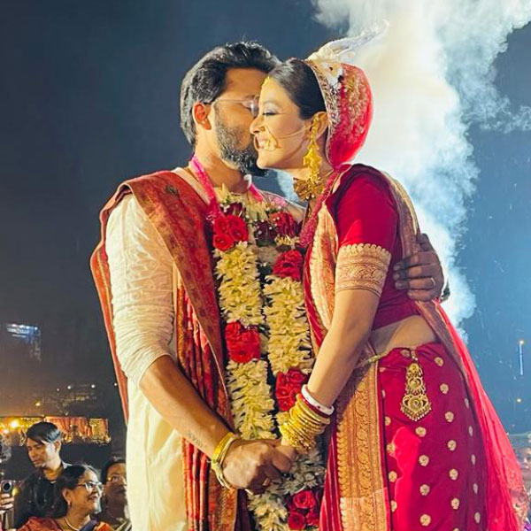 বিয়ে সম্পন্ন হওয়ার পর এক সঙ্গে সৌরভ এবং দর্শনা।