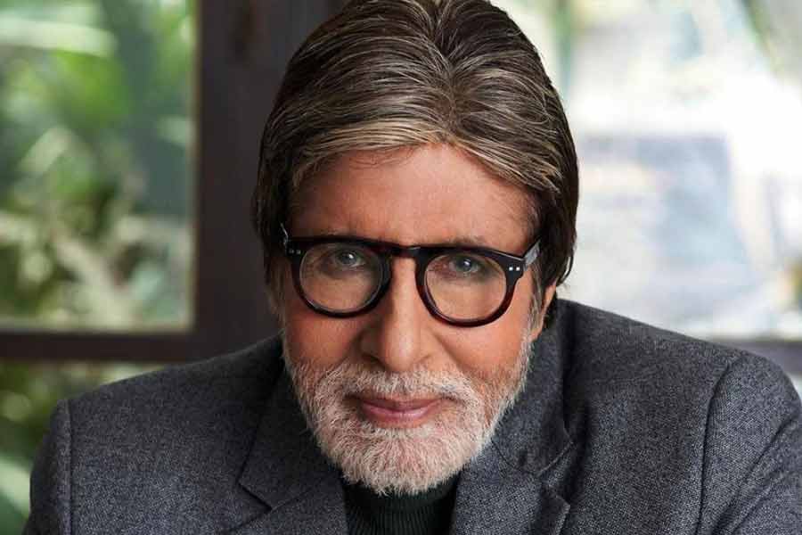 হরিবংশ রাই বচ্চন এবং তেজি বচ্চনের কনিষ্ঠ পুত্র অজিতাভ। অমিতাভের সঙ্গে তাঁর বয়সের পার্থক্য ৫ বছরের। দাদার মতোই উত্তরাখণ্ডের নৈনিতালের স্কুলে পড়াশোনা করেন অজিতাভ। অমিতাভ যখন কলেজের গণ্ডি পার করেন, তখন দ্বাদশ শ্রেণিতে পড়াশোনা করেন অজিতাভ।