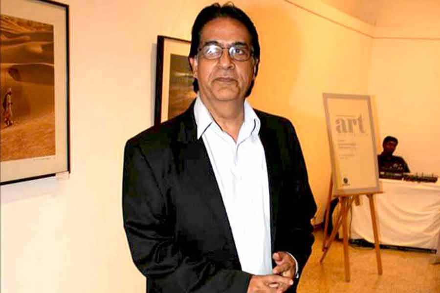 কলেজের পড়াশোনা শেষ করার পর একটি সরকারি দফতরে কাজের সুযোগ পান অজিতাভ। কর্মজীবনের বেশ কিছুটা সময় কলকাতায় কাটান তিনি। দাদার সূত্রেই তাঁর আলাপ হয় রমোলার সঙ্গে। সম্পর্কে অমিতাভের বান্ধবী ছিলেন রমোলা। তবে অজিতাভের সঙ্গেই বন্ধুত্ব গাঢ় হয়ে ওঠে রমোলার।