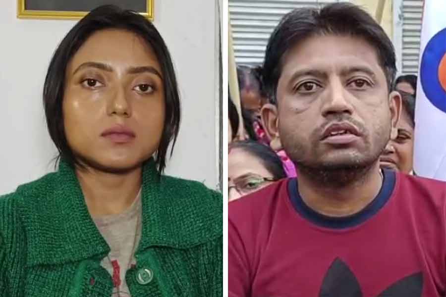 এক জন পুরমাতা। অন্য জন দলেরই যুবনেতা। দু’জনের ‘ব্যক্তিগত সম্পর্ক’ নিয়ে হইচই রাজপুর-সোনারপুর পুরসভার ১৫ নম্বর ওয়ার্ডে। পুরমাতা পাপিয়া হালদারের অভিযোগ, তাঁকে বিয়ে করতে চান যুবনেতা প্রতীক দে। কিন্তু তাঁকে প্রত্যাখ্যান করায় নিজের ওয়ার্ডের মানুষকে পরিষেবা দিতে পারছেন না তিনি। অন্য দিকে, যুবনেতার দাবি, তাঁদের সম্পর্ক ছিল। এখন এক পুলিশ অফিসারের সঙ্গে সম্পর্কে জড়িয়ে তাঁর সম্পর্কে মিথ্যা অভিযোগ করছেন পাপিয়া। পুরমাতা বনাম যুবনেতার এই ‘যুদ্ধে’ শোরগোল রাজপুর-সোনারপুর ১৫ নম্বর ওয়ার্ডে। ঝগড়া গড়িয়েছে থানা-পুলিশ পর্যন্ত।