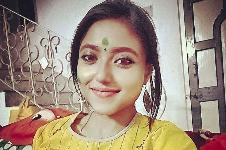 পাপিয়ার রাজনৈতিক উত্থান প্রতীকের হাত ধরেই। সোনারপুর দক্ষিণের প্রাক্তন বিধায়ক জীবন মুখোপাধ্যায় থেকে বর্তমান পুরপ্রধান পল্লবকান্তি দাস— সবার সঙ্গে পাপিয়ার পরিচয় করিয়ে দেন প্রতীক। ক্রমশ রাজপুর-সোনারপুরের রাজনীতিতে পাপিয়ার পরিচিতি বাড়তে শুরু করে। তখন প্রতীককেই রাজনৈতিক গুরু হিসাবে মানতেন পাপিয়া। একসঙ্গে বিভিন্ন রাজনীতির মঞ্চে দেখা যায় তাঁদের। কিন্তু আজ দু’জনের দুটো পথ দুই দিকে। কাউন্সিলরের অভিযোগ, তাঁর দুর্নাম করা হচ্ছে। যুবনেতার অভিযোগ, কাউন্সিলরের ‘লাইফস্টাইল’ বদলে গিয়েছে। ঝকঝকে গাড়ি চড়েন কাউন্সিলর। দামি ফোন ব্যবহার করেন। মিনারেল ওয়াটার ছাড়া নাকি জলই খান না।