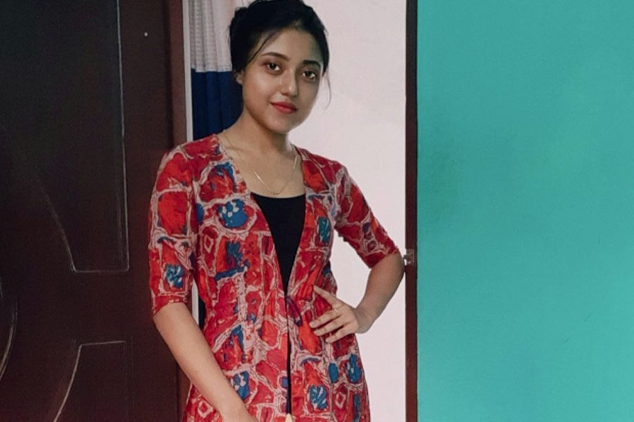 পদ্মমণি গার্লস স্কুলে পড়াশোনা করেন পাপিয়া। তার পর বোসপুকুর কলেজ। কলেজে পড়াশোনা করতে করতেই রাজনীতিতে হাতেখড়ি বছর ২৮-এর পাপিয়ার। ২০১৬ সালে রাজপুর-সোনারপুর ১৫ নম্বর ওয়ার্ডের কো-অর্ডিনেটর হওয়ার সুবাদে সেখানকার কাজকর্ম করতে করতে প্রতীকের আলাপ পাপিয়ার সঙ্গে।