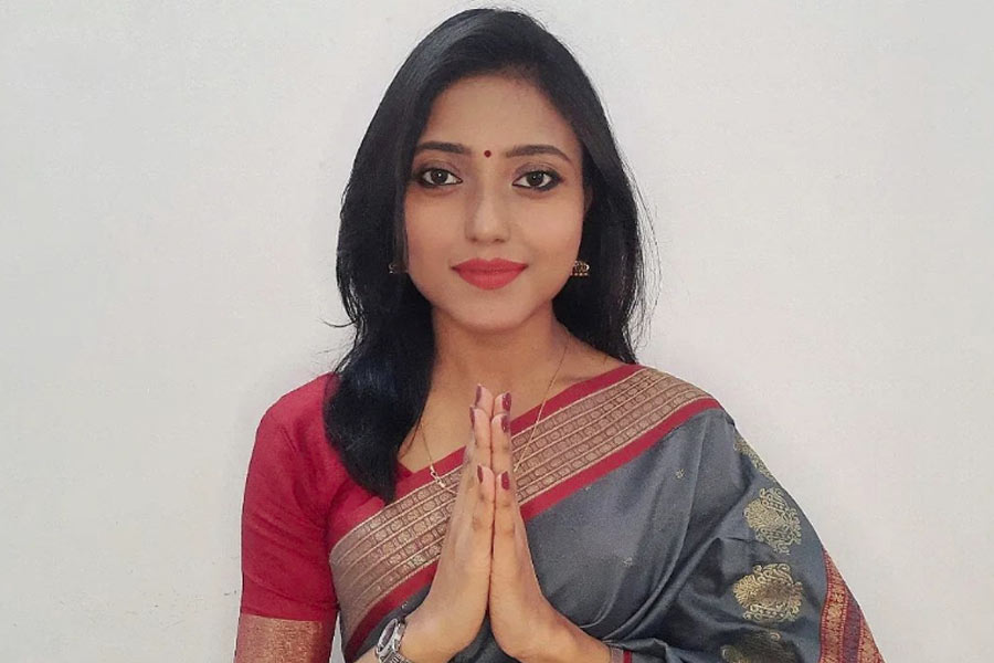 পাপিয়া হালদারের আদি বাড়ি দক্ষিণ ২৪ পরগনার লক্ষ্মীকান্তপুরে। বাবা কলকাতা পুলিশের কর্মী। বাবার কাজের সূত্রে দীর্ঘ দিন ধরে রাজপুর-সোনারপুর পুরসভার ১৫ নম্বর ওয়ার্ডে বাড়ি করে বসবাস শুরু করেন তাঁরা। বস্তুত, পাপিয়া এবং তাঁর ভাইয়ের জন্মও এখানেই। 