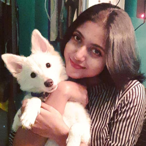 পুরমাতা এবং যুবনেতার ঘনিষ্ঠদের কয়েক জনের দাবি, পাপিয়ার বাড়ির সামনে পুরসভার একটি পয়ঃপ্রণালীর তদারকির কাজ করতে গিয়ে প্রথম দেখা হয় দু’জনের। পরে ফেসবুকে ‘বন্ধু’ হন তাঁরা। রাজনীতির মাধ্যমে ক্রমশ যোগাযোগ আরও বাড়ে। ২০১৬ সালের সরস্বতী পুজোর দিন একসঙ্গে দেখা যায় বর্তমান পুরমাতা এবং যুবনেতাকে। স্থানীয় তৃণমূল নেতৃত্বের দাবি, পাপিয়া এবং প্রতীক ‘বিশেষ সম্পর্কে’ আছেন বলেই জানতেন তাঁরা।