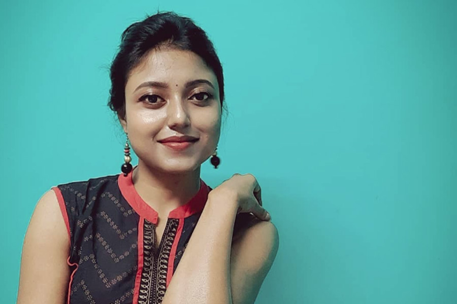 পাপিয়ার ঠিক কী কী অভিযোগ? ১৫ নম্বর ওয়ার্ডের কাউন্সিলরের অভিযোগ বিস্তর। তাঁর দাবি, কাউন্সিলর হয়েও তাঁকে এলাকা ছেড়ে চলে যেতে জোর করা হচ্ছে। তিনি তাঁর ওয়ার্ডের মানুষদের জন্য কাজ করতে পারছেন না। পাপিয়ার কথায়, ‘‘আমার ওয়ার্ডের মানুষকে নাগরিক পরিষেবাটুকু দিতে পারছি না আমি। কারণ, কার্যালয়ের সামনে তালা মেরে দিয়ে বলা হচ্ছে, ‘তোমায় পরিষেবা দিতে হবে না।’ ওর (প্রতীক) ব্যক্তিগত চাহিদা ছিল। সেটা পূরণ হচ্ছে না দেখে এই বাধা।’’ কী সেই ব্যক্তিগত চাহিদা? পাপিয়ার কথায়, ‘‘ও সবাইকে বলে বেড়াত, আমি ওর বৌ। রেজিস্ট্রি হয়ে গিয়েছে। আমি এর প্রতিবাদ করি। আমার সঙ্গে শুধু কাজের সম্পর্ক ওর।’’