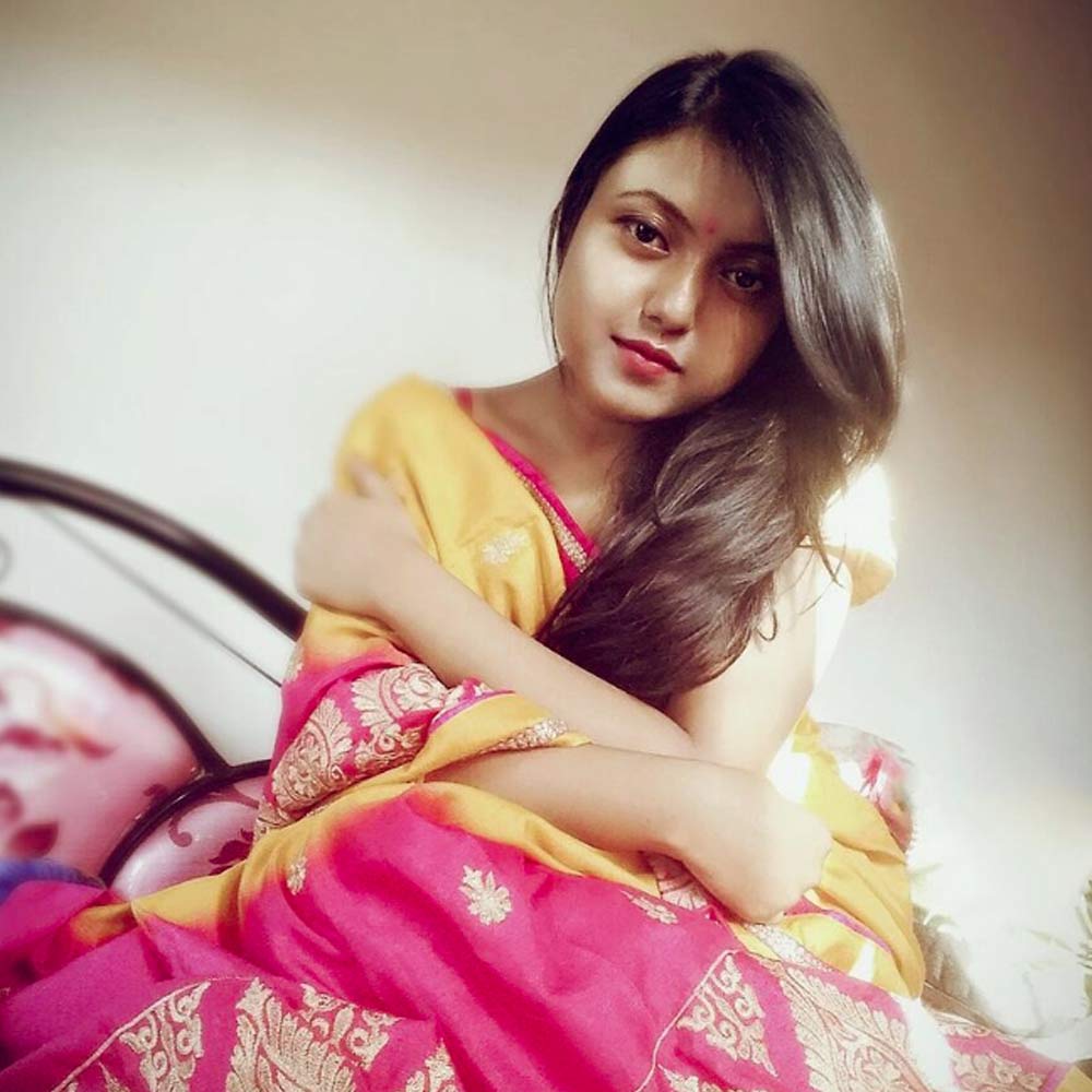 প্রতীক বলছেন, এক জন কাউন্সিলর নিয়ে তো দল নয়। অন্যান্য নেতা আছেন। ওয়ার্ডের কর্মীরা আছেন। তাঁরাই বলবেন, কাউন্সিলরের সঙ্গে তাঁর কী সম্পর্ক ছিল। এর পর প্রতীক আঙুল তুলেছেন পাপিয়ার জীবনধারা নিয়ে। তাঁর অভিযোগ, পুরসভা থেকে তিনি এক লক্ষ করে টাকাও চেয়েছিলেন। পাপিয়ার ‘লাইফস্টাইল’ কোনও সাধারণ কাউন্সিলরের মতো নয় বলে অভিযোগ করেন তিনি।