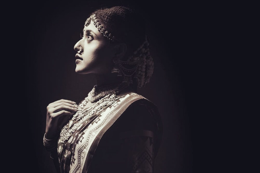 প্রতীক এবং পাপিয়ার রাজনৈতিক ঘনিষ্ঠেরা বলছেন, এ বার দুর্গাপুজোর পর থেকেই সম্পর্কের অবনতি হতে শুরু করে তাঁদের। দেশের বাড়ি যাওয়ার নাম করে কলকাতা পুলিশের এক আধিকারিকের সঙ্গে নাকি সিকিমে বেড়াতে যান পাপিয়া। প্রতীকের অভিযোগ, কলকাতা পুলিশের ওই আধিকারিককে দিয়ে এলাকায় ক্ষমতা দখলের চেষ্টা চালাচ্ছিলেন পাপিয়া। সাধারণ বাসিন্দাদের ভয়ও দেখাচ্ছিলেন নানা মামলায় ফাঁসিয়ে দেওয়ার। তৃণমূল সূত্রে খবর, দলীয় নেতৃত্ব বিষয়টি মেটানোর চেষ্টা করলেও দু’জনের সম্পর্ক পুরোপুরি তলানিতে ঠেকে যাওযায় তা আর সম্ভব হয়নি।