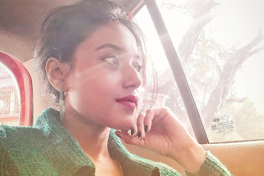 কিন্তু পাপিয়া তো তাঁর বিরুদ্ধে তোলাবাজির অভিযোগ করছেন! প্রতীকের জবাব, ‘‘আমি অত্যন্ত সাধারণ ভাবে জীবন যাপন করি। সাধারণ পোশাক পরি। একটা স্কুটি নিয়ে মানুষের সঙ্গে যোগাযোগ স্থাপন করতে যাই। আমার ফোনটিও সাধারণ। আর কাউন্সিলর দামি গাড়ি চড়ে ঘুরে বেড়ান। দামি ফোন। মিনারেল ওয়াটার ছাড়া খান না। সপ্তাহান্তে পার্টি করেন। কিন্তু ওয়ার্ডের কোনও কাজ করছেন না। এ নিয়ে ক্ষুব্ধ দলীয় কর্মী এবং সমর্থকেরা।’’ তাঁর আরও অভিযোগ, কলকাতা পুলিশের এক অফিসারের সঙ্গে সম্পর্কে জড়িয়ে তাঁকে নিয়ে অভিযোগ তুলছেন পাপিয়া।