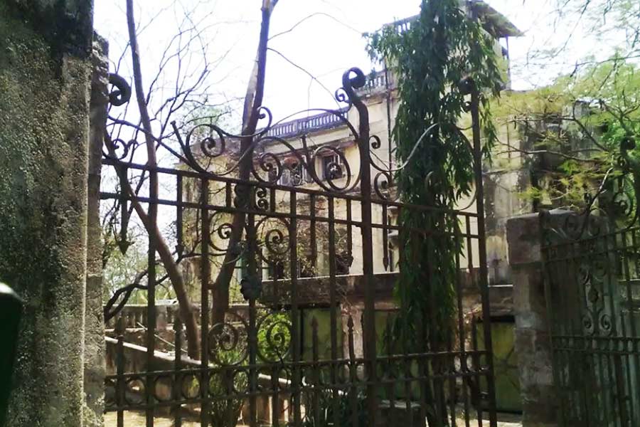 দেশ-বিদেশে ভূতুড়ে বাড়ির সংখ্যা নেহাত কম নেই। সেই নিয়ে মানুষের আগ্রহও কম নয়। সমাজমাধ্যমের কল্যাণে আরও ছড়িয়ে পড়েছে সে সব বাড়ির কথা। সেখানে ভিড় জমান আগ্রহীরা। সত্যিই কি অস্বাভাবিক কিছু চোখে পড়ে তাঁদের? কুন্দনবাগের বাড়ি নিয়েও রয়েছে এ রকমই জল্পনা।