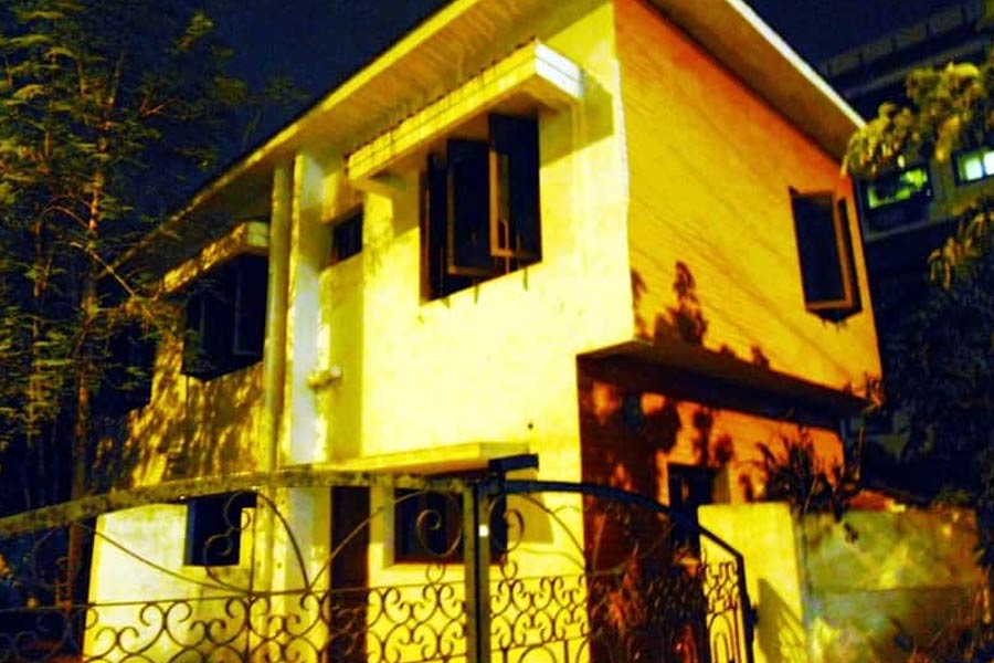 হায়দরাবাদের বেগমপেটের কুন্দনবাগে রয়েছে সেই বাড়ি। সম্প্রতি এই পরিত্যক্ত বাড়িতে নাকি অদ্ভুত কিছু কাণ্ড ঘটতে দেখেছেন প্রতিবেশীরা। তাঁরা সে সব কথা প্রকাশ করেছেন সমাজমাধ্যমে। তার পরেই পরিত্যক্ত সেই বাড়ির সামনে ভিড় জমেছে।