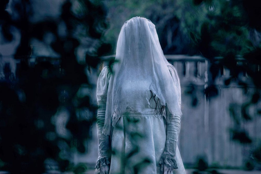 অনেকেই দাবি করেছেন, রাতে সেই বাড়িতে রহস্যজনক কিছু বিষয় চোখে পড়েছে। অনেকে আবার জানিয়েছেন, সে রকম কিছু ঘটেনি। কিন্তু কুন্দনবাগের সেই বাড়িতে রাতের বেলা জনসমাগম বেড়েই চলেছে। বিরক্ত হয়ে পুলিশের দ্বারস্থ হন স্থানীয়েরা।