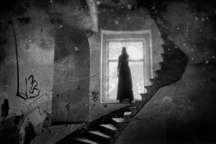 স্থানীয়েরা জানিয়েছেন, ২০১৪ সালেও একই কাণ্ড হয়েছিল ওই বাড়িটিকে ঘিরে। তখন সমাজমাধ্যমের এতটা প্রভাব ছিল না। তবু হইচই হয়েছিল। শেষ পর্যন্ত পুলিশি পদক্ষেপে বিষয়টি থিতু হয়। সে বারও ধরপাকড় করেছিল পুলিশ।