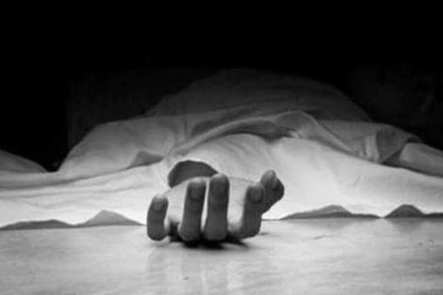 অতীতে ওই বাড়িতে চুরি করতে ঢুকেছিলেন এক ছিঁচকে চোর। ঢুকে যা দেখেছিলেন, তাতে চোখ কপালে। দেখেন, বাড়ির ভিতর পড়ে রয়েছে তিন মহিলার পচাগলা দেহ। সঙ্গে সঙ্গে থানায় খবর দেন তিনি।