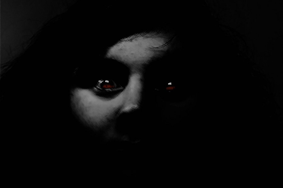 পুলিশ এসে তিন মহিলার পচাগলা দেহ ময়নাতদন্তের জন্য পাঠায়। সম্পর্কে তাঁরা মা এবং দুই মেয়ে। ময়নাতদন্তে দেখা যায়, ছ’মাস আগে মৃত্যু হয়েছে তাঁদের।