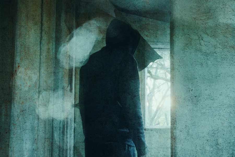 কিন্তু খবরটা প্রকাশ্যে আসতেই পিলে রীতিমতো চমকে ওঠে প্রতিবেশীদের। এমনিতে মা এবং দুই মেয়ে পাড়ায় কারও সঙ্গে মেলামেশা করতেন না। পাড়ার লোকজনও তাঁদের ভয় পেতেন। এড়িয়ে চলতেন। মনে করতেন, ‘কালোজাদু’ করেন ওই তিন জন।