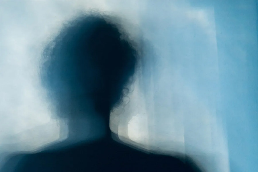 কেন এমন ধারণা হয়েছিল তাঁদের? আশপাশের বাড়ির লোকজন প্রায় রাতেই নাকি দেখতেন, মা এবং দুই মেয়ে মোমবাতি জ্বালিয়ে কিছু একটা করছেন। বারান্দায় মোমবাতি হাতে এসে দাঁড়াচ্ছেন।