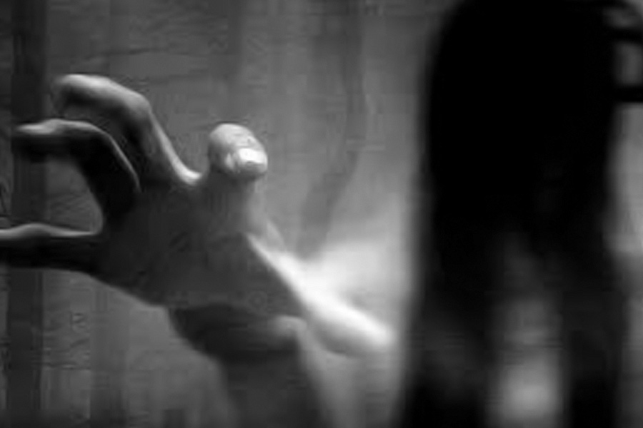 প্রতিবেশীরা যখন জানতে পারেন, ছ’মাস আগে মৃত্যু হয়েছে মা-মেয়েদের, তখনই আতঙ্ক ছড়িয়ে পড়ে। অনেকেই দাবি করেন, গত ছ’মাস ধরে নিয়মিত তাঁরা দেখেছেন মা-মেয়েদের।