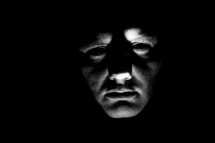 স্থানীয়দের কেউ কেউ আবার দাবি করেছিলেন, আগের ছ’মাসে প্রায় প্রতি রাতে মা এবং দুই মেয়েকে বারান্দায় এসে দাঁড়াতে দেখেছেন। সে সময়ও তাঁদের হাতে থাকত মোমবাতি। তিন মহিলার মৃত্যুর কথা শুনে চমকে গিয়েছিলেন কুন্দনবাগের বাসিন্দারা।