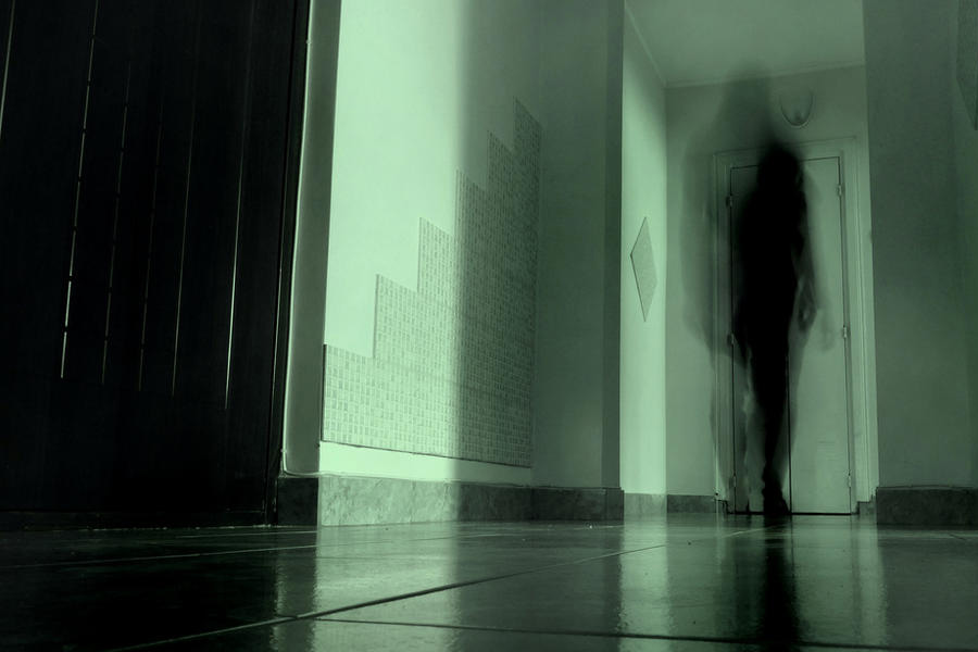 তবে অনেকেই আবার জানিয়েছেন, এ রকম কিছু ঘটেনি। আগের ছ’মাস ধরে ওই তিন জনের কোনও সাড়াশব্দ মেলেনি। বাড়িতে আলো জ্বলতেও দেখেননি তাঁরা। যদিও তাতে স্থানীয়দের শঙ্কা কমেনি।