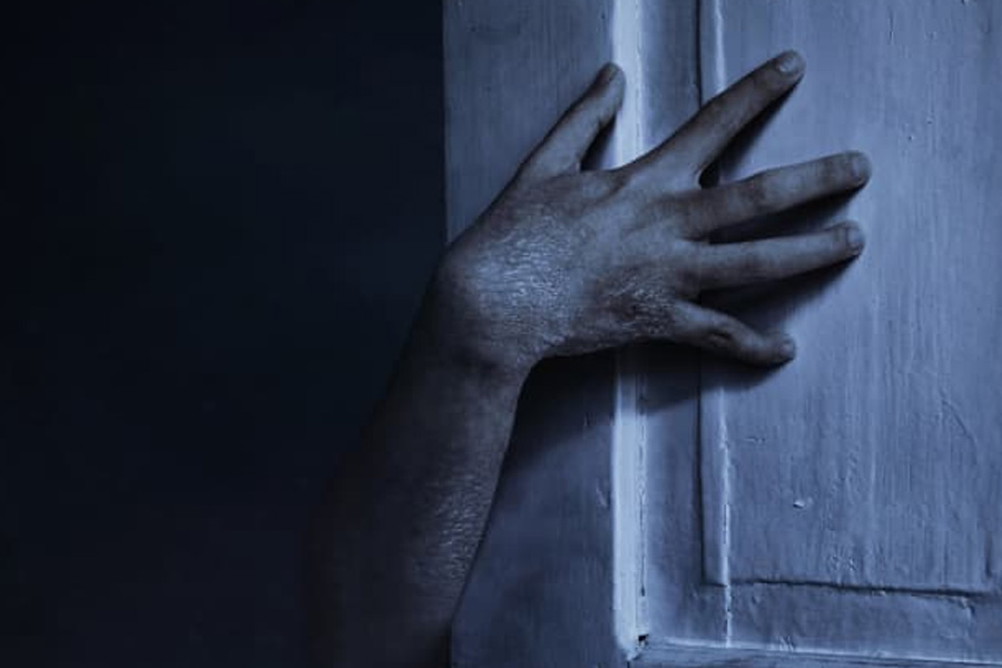 ক্রমে সেই খবর প্রচারিত হয়। ওই বাড়িতে মাঝরাতে ভিড় জমান বহু মানুষ। অনেকেই জানান, রহস্যজনক ঘটনা চোখে পড়েছে তাঁদের। কেউ আবার বলেছেন, কিছুই দেখেননি। আসলে কী ঘটেছিল সেই বাড়িতে, কী ভাবে মারা গিয়েছিলেন মা এবং দুই মেয়ে, তা আজও অজানা।