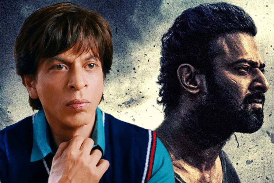 বছর শেষ। ডিসেম্বর মাসের অন্তিম পর্বে প্রেক্ষাগৃহে মুক্তি পেতে চলেছে দুই জনপ্রিয় তারকার ছবি। মাঝে মাত্র এক দিনের ব্যবধান। ফিল্ম বিশেষজ্ঞদের অনুমান, বক্স অফিসে শাহরুখ খান এবং প্রভাসের ছবির মধ্যে হাড্ডাহাড্ডি লড়াইয়ের সম্ভাবনা রয়েছে। কিন্তু পারিশ্রমিকের দিক থেকে শাহরুখকে কি প্রভাস টেক্কা দিতে পারলেন?