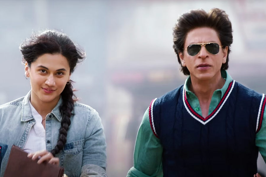 ২১ ডিসেম্বর রাজকুমার হিরানির পরিচালনায় প্রেক্ষাগৃহে মুক্তি পেতে চলেছে ‘ডাঙ্কি’। এই ছবির মূল চরিত্রে অভিনয় করতে দেখা যাবে শাহরুখ খান এবং তাপসী পন্নুকে।