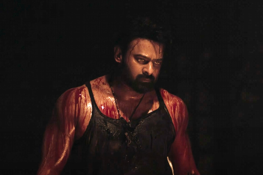 তবে পারিশ্রমিকের দিক থেকে নাকি শাহরুখকে টেক্কা দিয়েছেন প্রভাস। বলিপাড়া সূত্রে খবর, ‘সালার’ ছবিতে অভিনয় করে ১০০ কোটি টাকা পারিশ্রমিক পেয়েছেন প্রভাস।