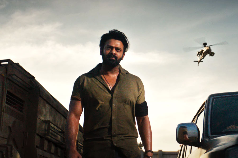 বলিপাড়ার অধিকাংশের অনুমান, ‘সালার’ ছবি মুক্তির পর লভ্যাংশের প্রায় ১০ শতাংশ অতিরিক্ত পারিশ্রমিক হিসাবে পাওয়ারও সম্ভাবনা রয়েছে প্রভাসের।