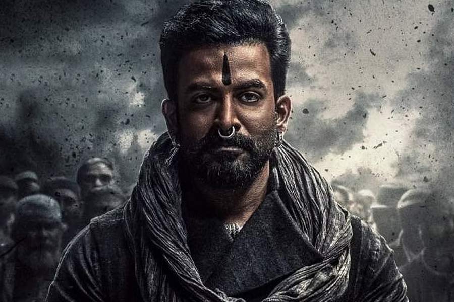 ‘সালার’ ছবিতে প্রভাস ছাড়াও মুখ্যচরিত্রে অভিনয় করতে দেখা যাবে দক্ষিণী অভিনেতা পৃথ্বীরাজ সুকুমারনকে। এই ছবিতে প্রভাসের প্রিয় বন্ধুর চরিত্রে অভিনয় করেছেন তিনি।