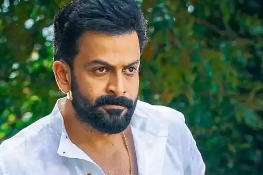 বলিপাড়া সূত্রে খবর, ‘সালার’ ছবিতে অভিনয় করে চার কোটি টাকা আয় করেছেন পৃথ্বীরাজ।