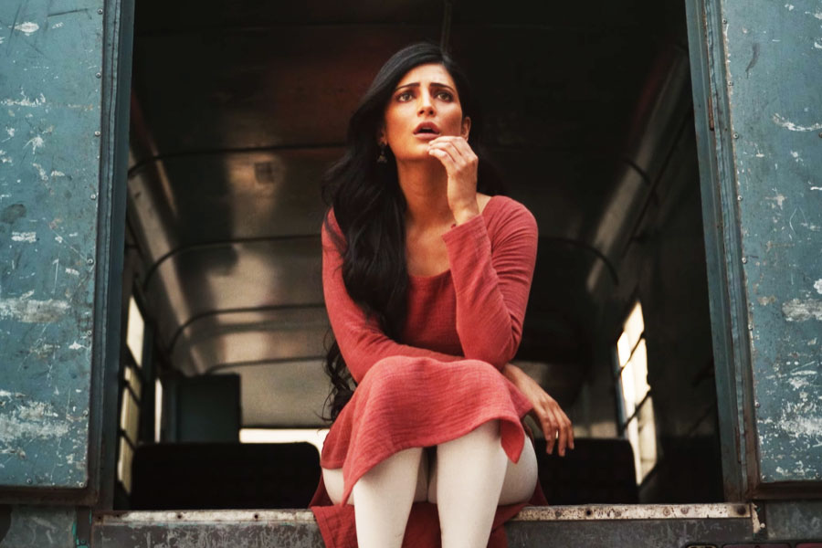 ‘সালার’ ছবিতে প্রভাসের বিপরীতে অভিনয় করতে দেখা যাবে দক্ষিণী অভিনেত্রী শ্রুতি হাসনকে।