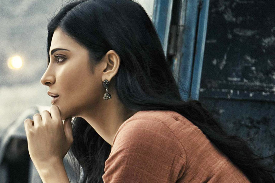 বলিপাড়া সূত্রে খবর, ‘সালার’ ছবিতে অভিনয় করে আট কোটি টাকা উপার্জন করেছেন শ্রুতি।