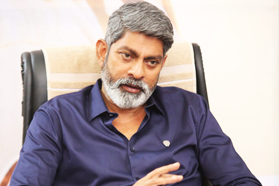 ‘সালার’ ছবিতে অভিনয় করতে দেখা যাবে দক্ষিণী ফিল্মজগতের জনপ্রিয় অভিনেতা জগপতি বাবুকে। বলিপাড়া সূত্রে খবর, এই ছবিতে অভিনয় করে চার কোটি টাকা পারিশ্রমিক পেয়েছেন জগপতি।