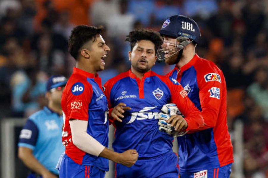 তাই এই বছর উদ্যোক্তারা আগাম মাঠে নেমেছেন, বাছাই করা খেলোয়াড়দের নিজের দলে নেওয়ার জন্য। যেমন, এ বারে ডিরেক্টর অফ ক্রিকেট সৌরভ অনেক দিন আগে থেকেই ক্রিকেটার বাছতে শুরু করেছেন।