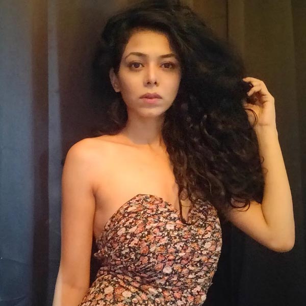 হাতে-মুখে চোটের দাগ। নিজের এক্স হ্যান্ডল (পূর্বতন টুইটার)-এ একটি ভিডিয়ো পোস্ট করে পরিবারের বিরুদ্ধে অভিযোগ তোলেন টেলি অভিনেত্রী। আঘাতের চিহ্ন দেখিয়ে তিনি দাবি করেন তাঁর পরিবারের সদস্যেরা তাঁকে শারীরিক হেনস্থা করেছেন। শুধুমাত্র নিজের পরিবার নয়, স্বামীর কাছেও গার্হস্থ্য হিংসার শিকার হয়েছিলেন বলে দাবি করেন বৈষ্ণবী ভোয়ার।